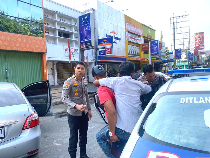 Gerak Cepat, Kombes Pol Joko Bantu Pengendara yang Jatuh dari Sepeda Motor